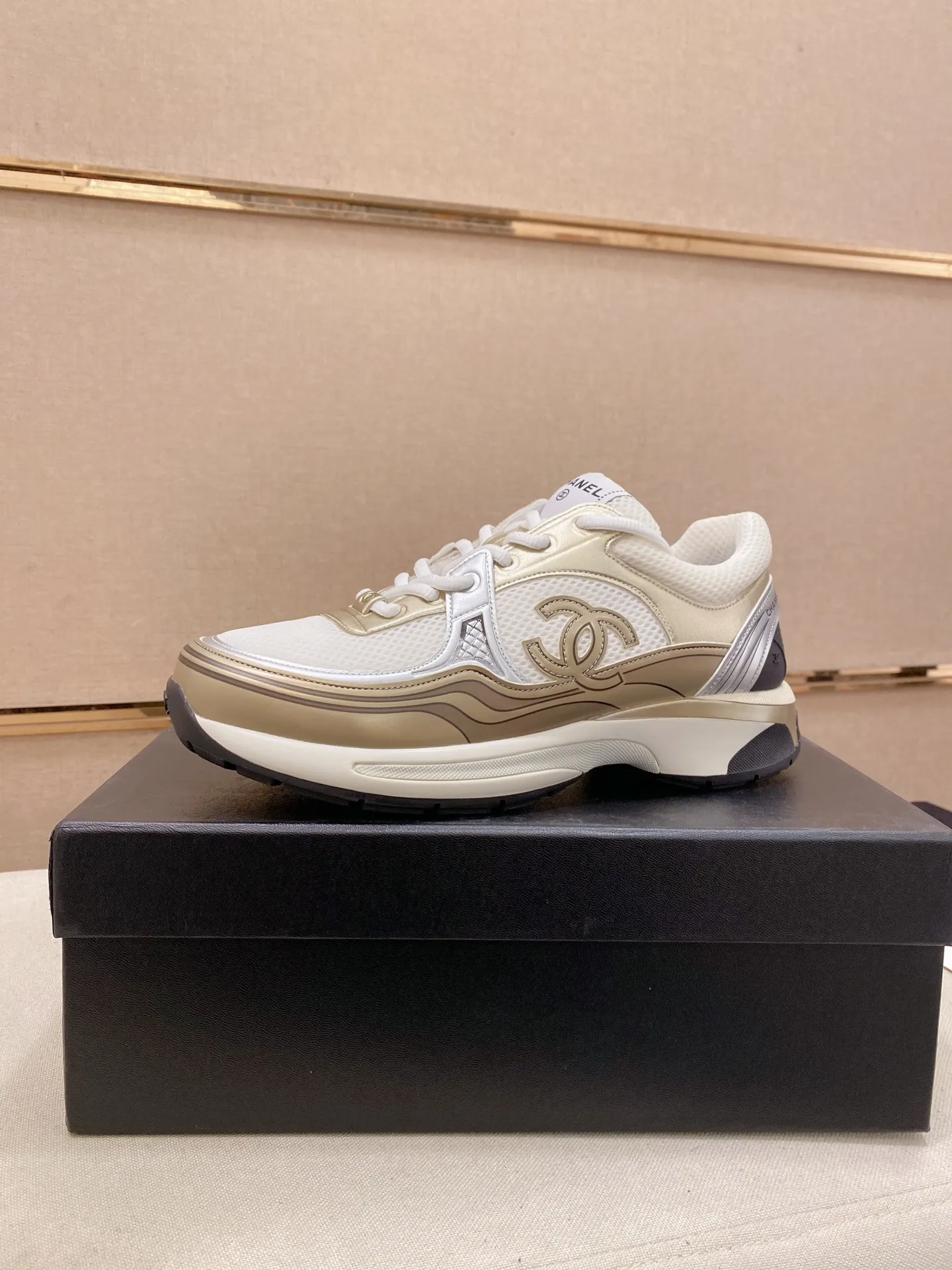 Factory price: 620💰 Chanel Chanel - 2026 counter top casual sports shoes This classic design; the upper is electro-embroidered with a variety of techniques; the outsole is fashionable and sporty; the extraordinary inclusion of a variety of color matching elements... The diversified mix and match is very beautiful and versatile, casual, fashionable, sports and outdoor can be taken into account... ꫛꫀꪝ Go➫ Material: ❶Upper is made of: Original imported high-mercerized smooth cow suede + special anti-mesh fabric ❷Inner use: original imported breathable mesh ❸Outsole based on: original TPU combination outsole Full set of boutique packaging for women 35–41 men 38-45